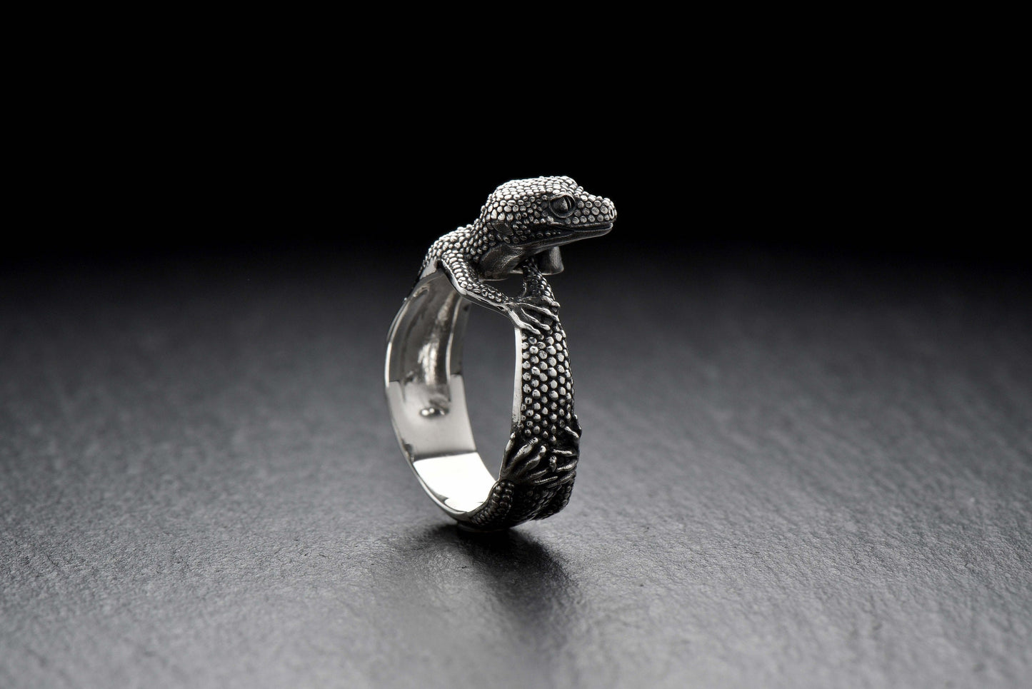 This silver ring is perfect for those who love lizards, or those who want a unique gift - crafted in sterling silver,