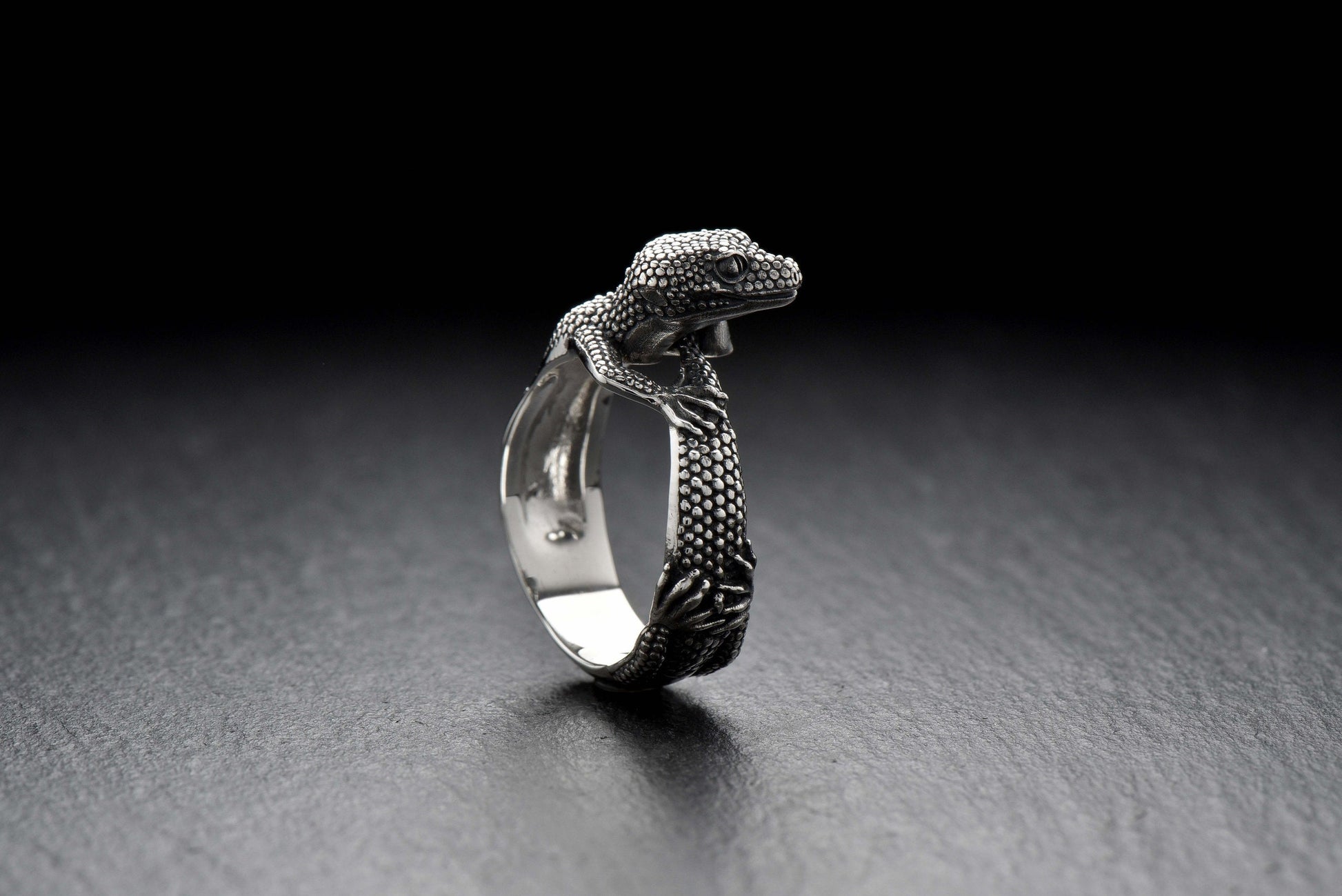 This silver ring is perfect for those who love lizards, or those who want a unique gift - crafted in sterling silver,