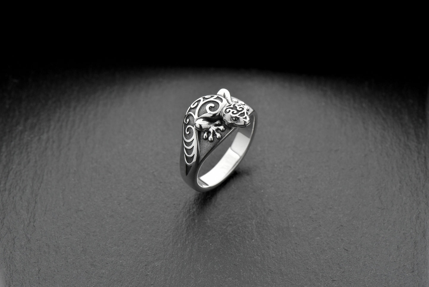 You can have the polynesian style of Maori culture in your hands with our silver maori lizard ring! This one-of-a-kind treasure will make anyone stand out, with its eye-catching design and unique craftsmanship. (etsy image id: 4195329326)