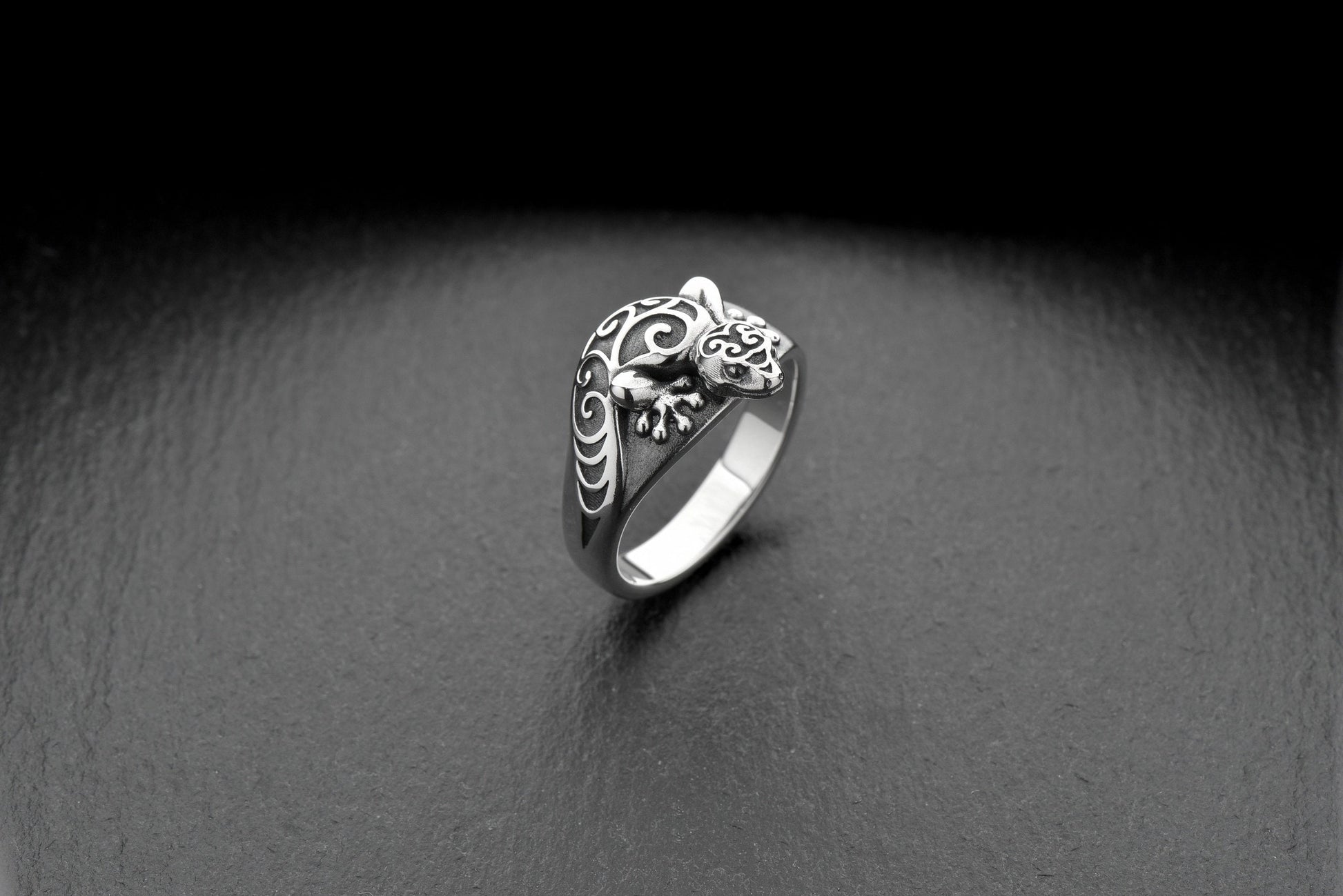 You can have the polynesian style of Maori culture in your hands with our silver maori lizard ring! This one-of-a-kind treasure will make anyone stand out, with its eye-catching design and unique craftsmanship. (etsy image id: 4195329326)