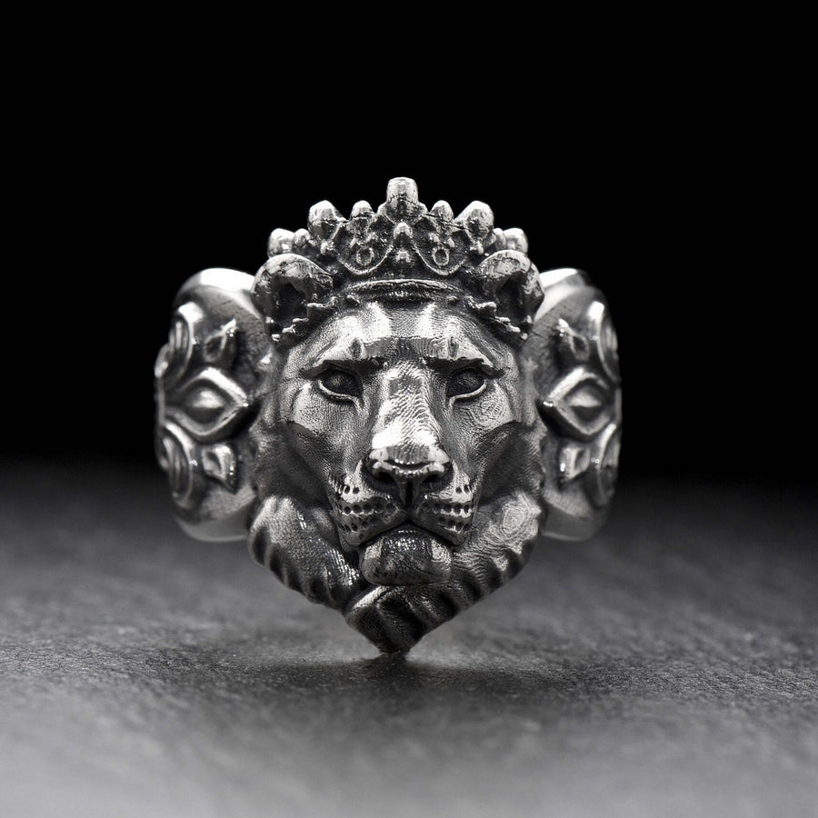 We present to your attention a new silver ring in the form of a lioness queen's head! This is a unique decoration that symbolizes strength, beauty and dignity.