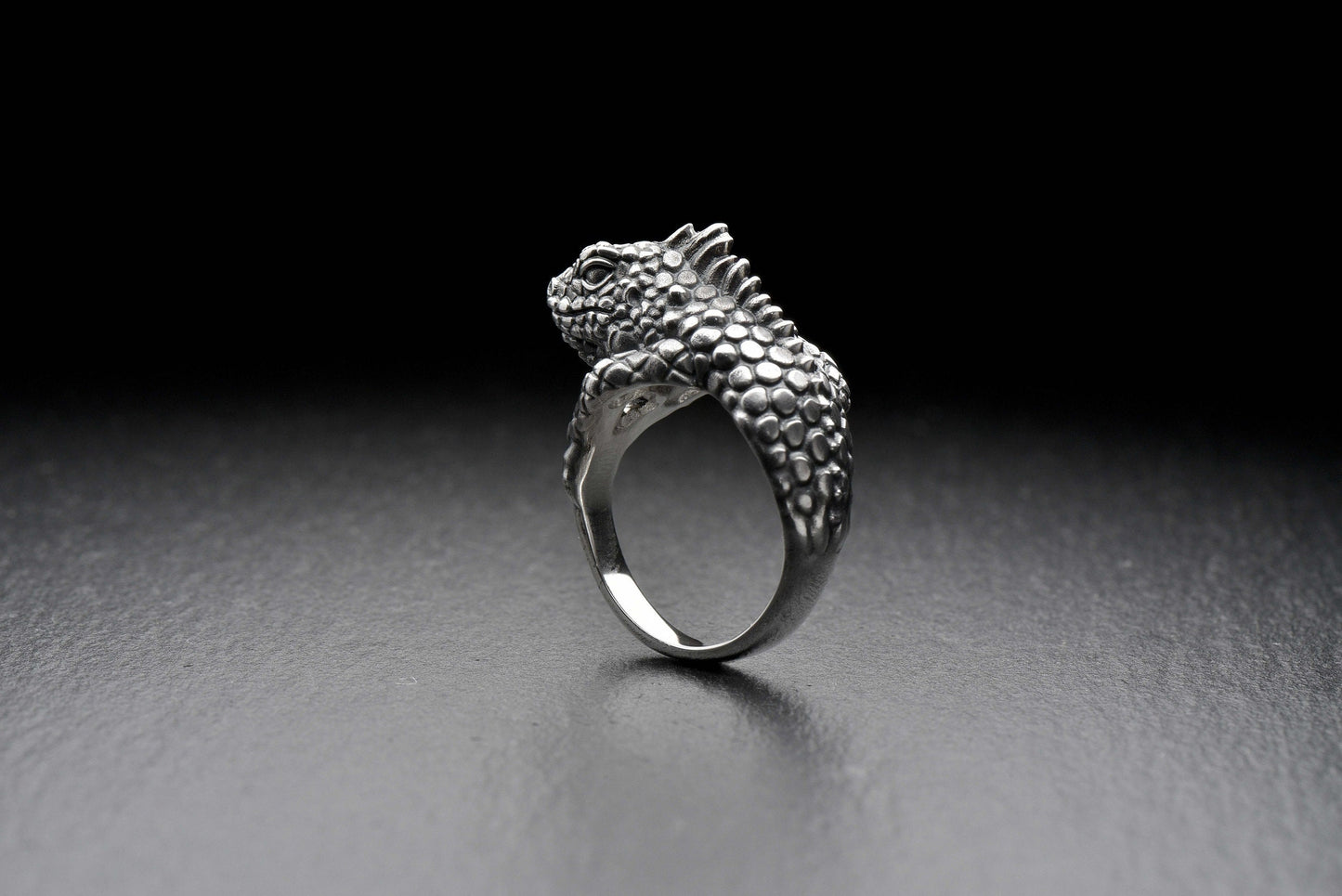 Introducing our stunning Iguana silver ring, the perfect accessory for reptile lovers and those who appreciate the beauty and unique features of these fascinating creatures! __etsy:4323418346