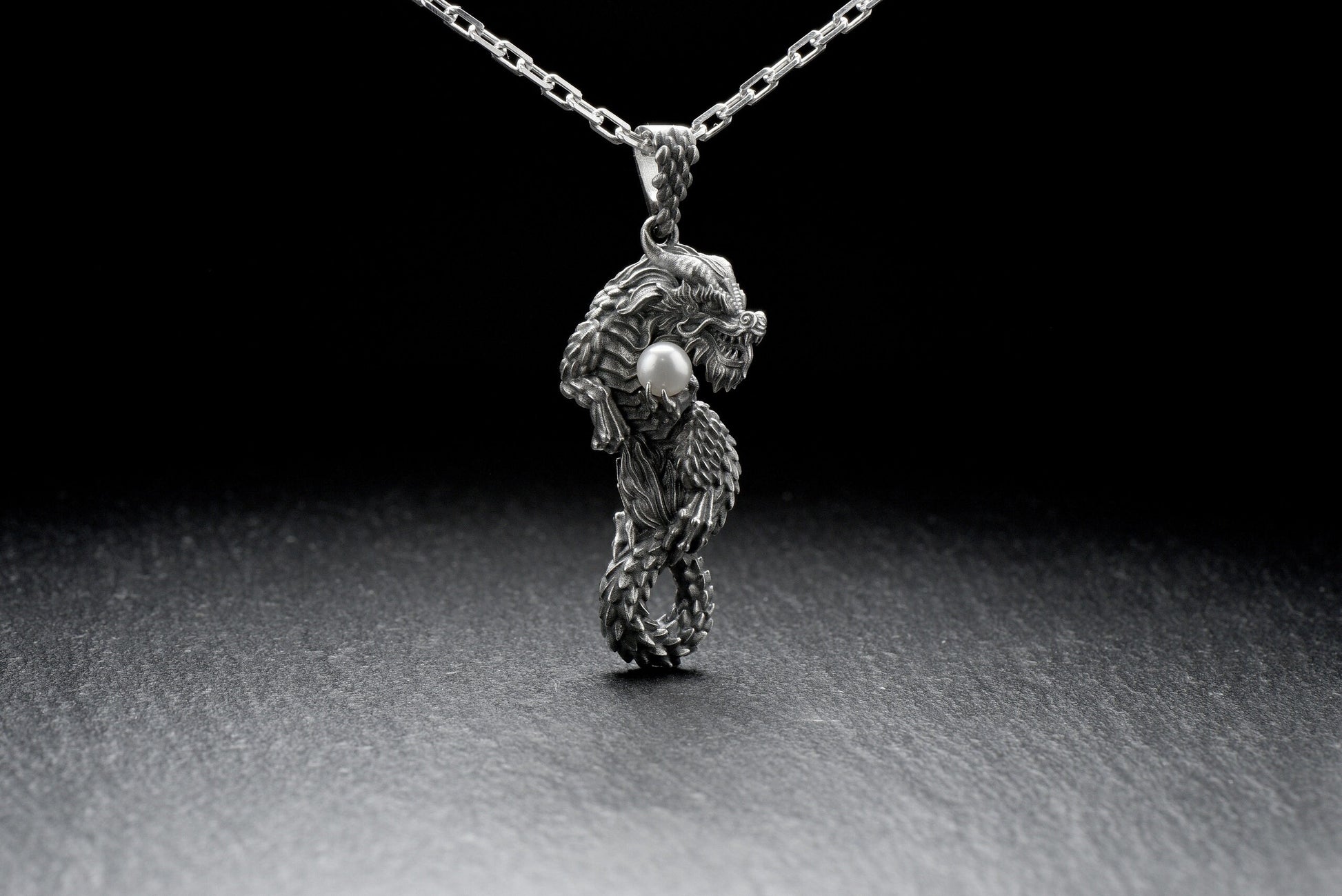 According to legend, Chinese dragons were the ancestors of dragon-like creatures that lived in European countries, but differed from them in their temperament.The dragon depicted in the form of a pendant is none other than Fitsanlun. (etsy image id: 4365869086)