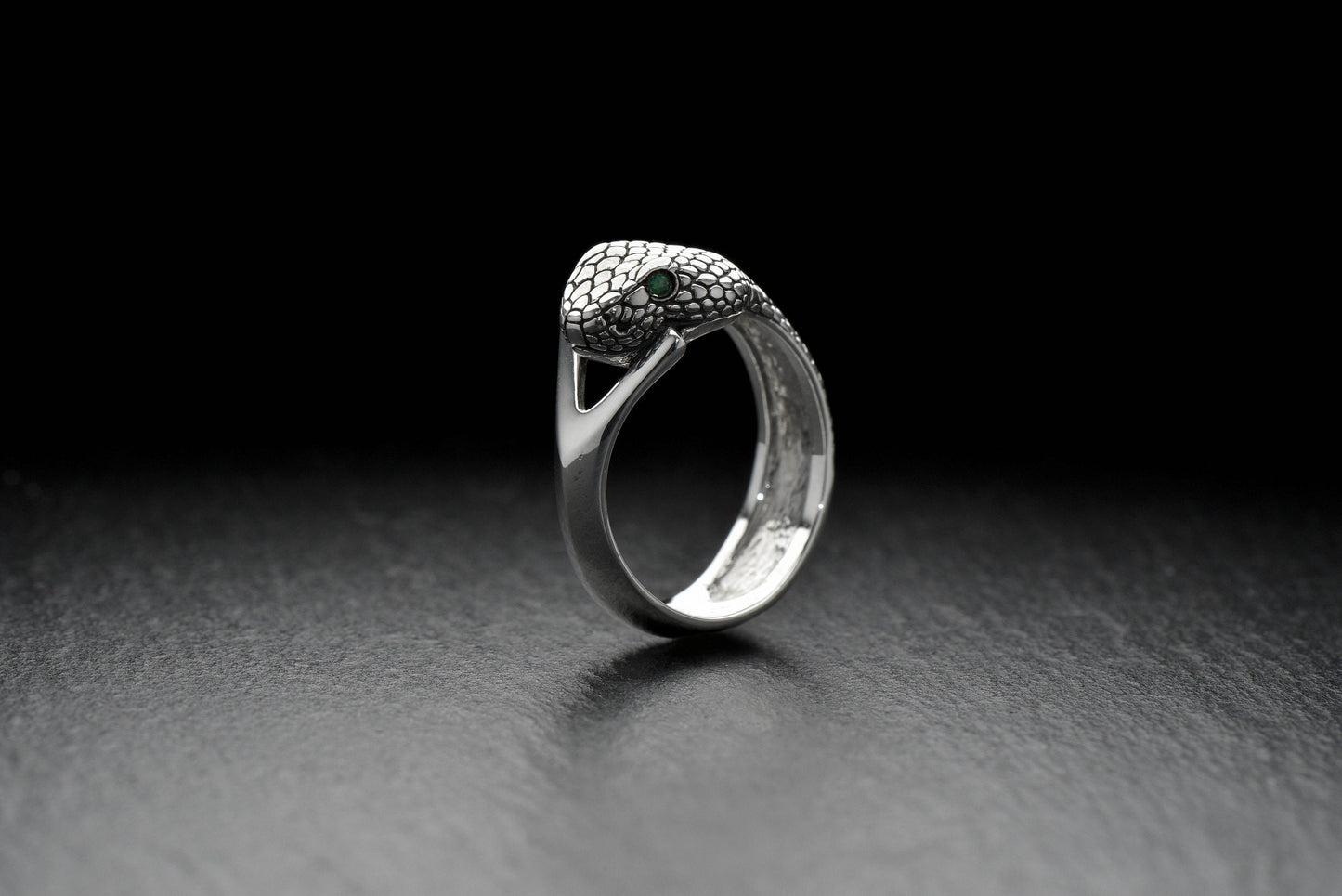 Made with high-quality materials and expert craftsmanship, this ring is both stylish and durable. __etsy:4610287533