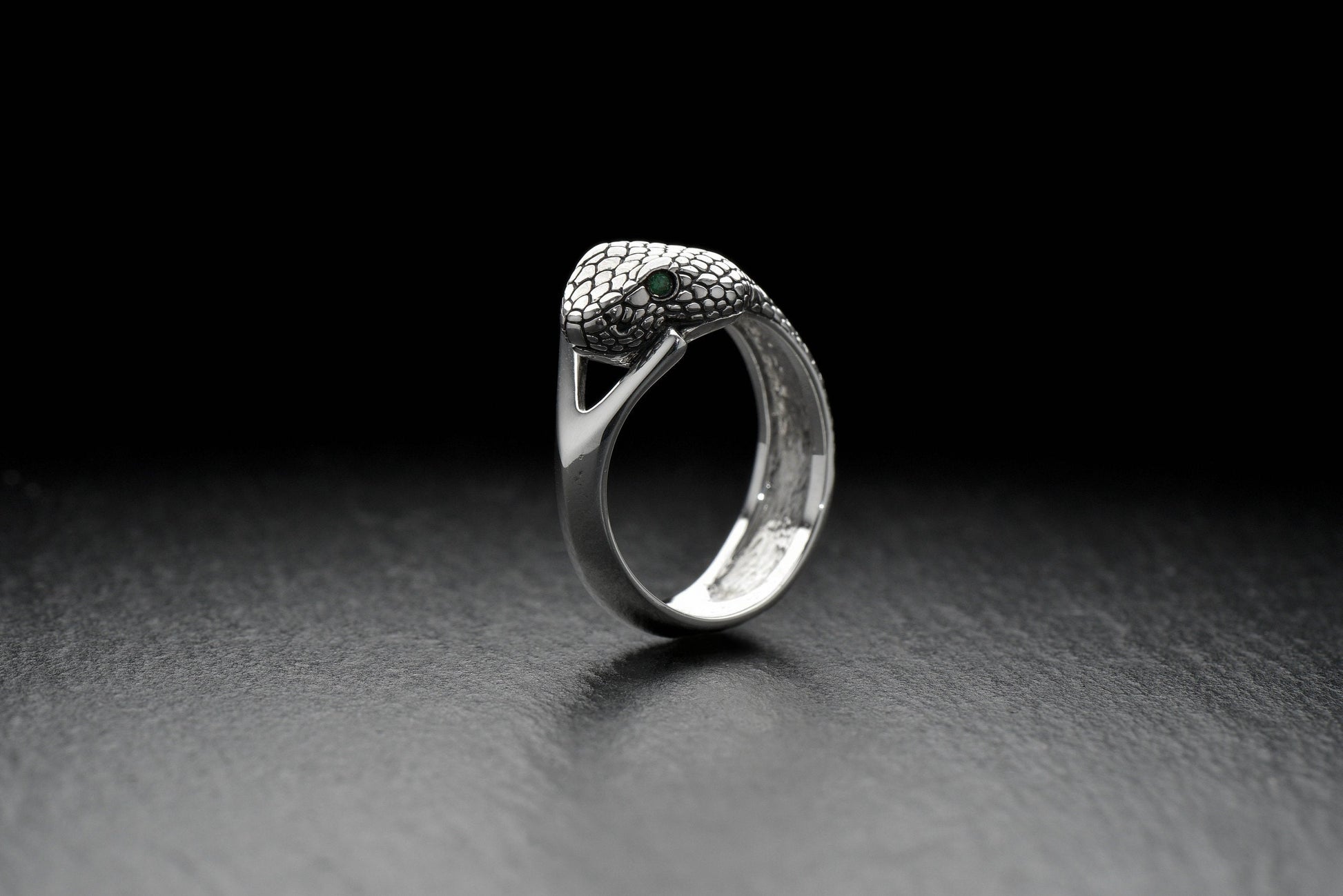 Made with high-quality materials and expert craftsmanship, this ring is both stylish and durable. __etsy:4610287533