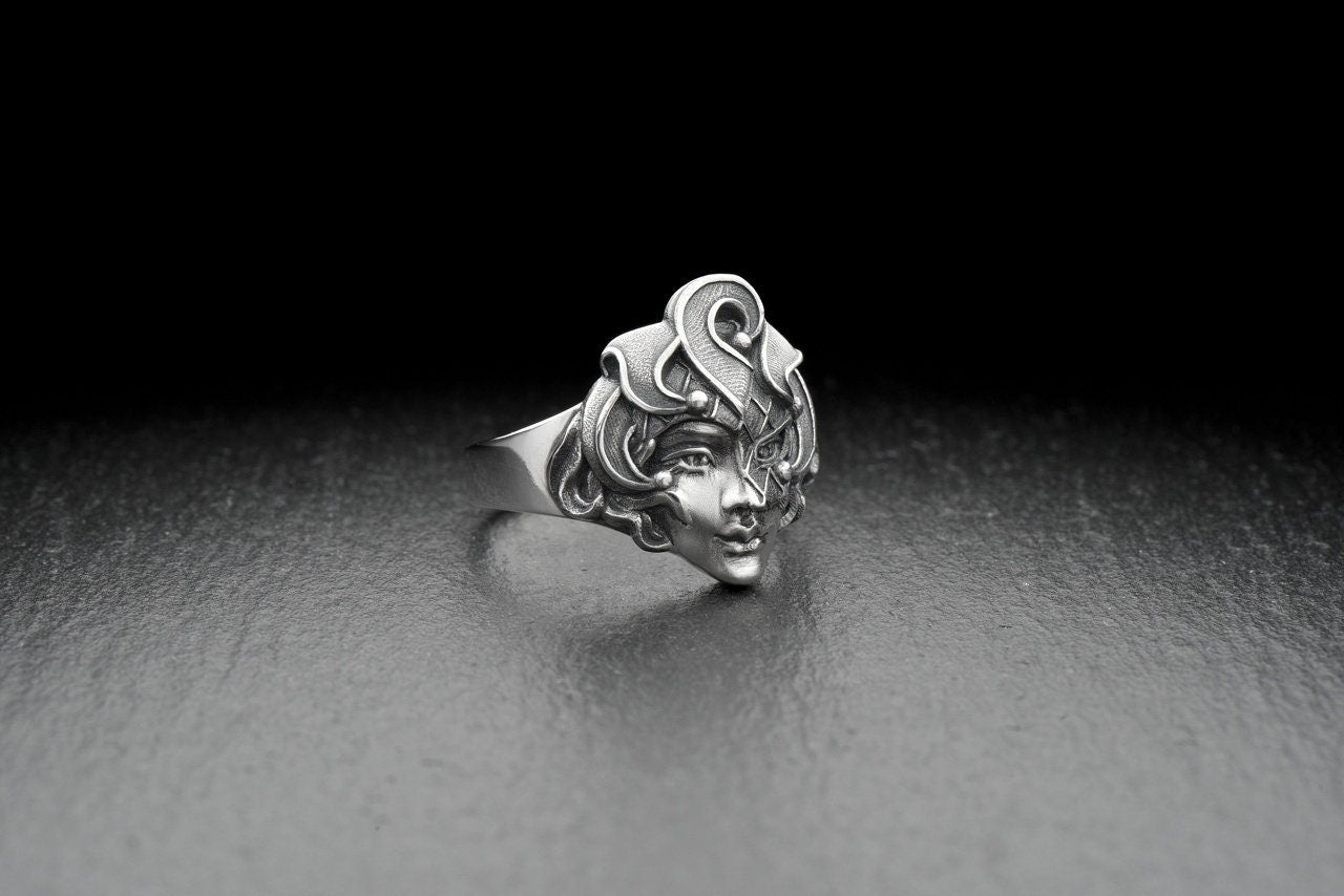 Harlequin is a commedia dell'arte character who always plays skillfully in public and makes her laugh. This ring reminds us that life is a theater and we are all actors on this stage. (etsy image id: 4713323032)