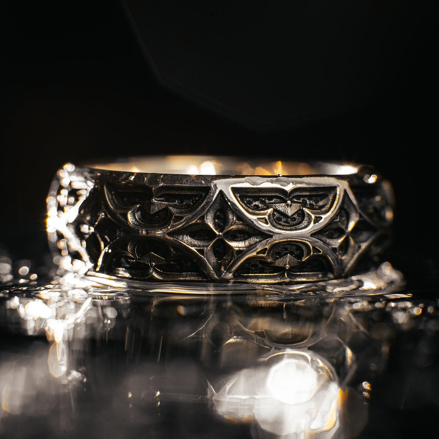 The image demonstrates the seamless nature of the pattern, which wraps around the ring without a visible break. This indicates high-quality casting and mold-making. The rim is substantial but rounded, preventing the ring from digging into the finger. It showcases a balance between rugged "blacksmith" aesthetics and fine jewelry finishing. (etsy image id: 6100248085)