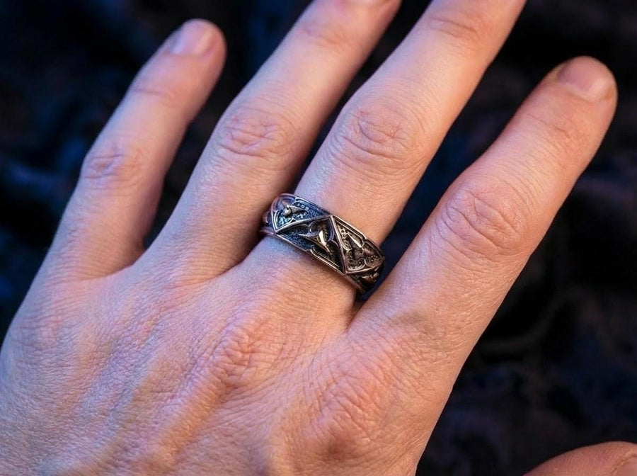Detailed view of the ring's texture, showing the stippled, hammered finish inside the recessed arches. This "granulation" effect adds a raw, artisan quality to the piece, distinguishing it from mass-produced jewelry. The 925 sterling silver has been treated with sulfur to achieve a permanent dark patina in the low points, ensuring the architectural pattern remains visible even with daily wear. The metal looks solid and durable, suit (etsy image id: 7305774839)